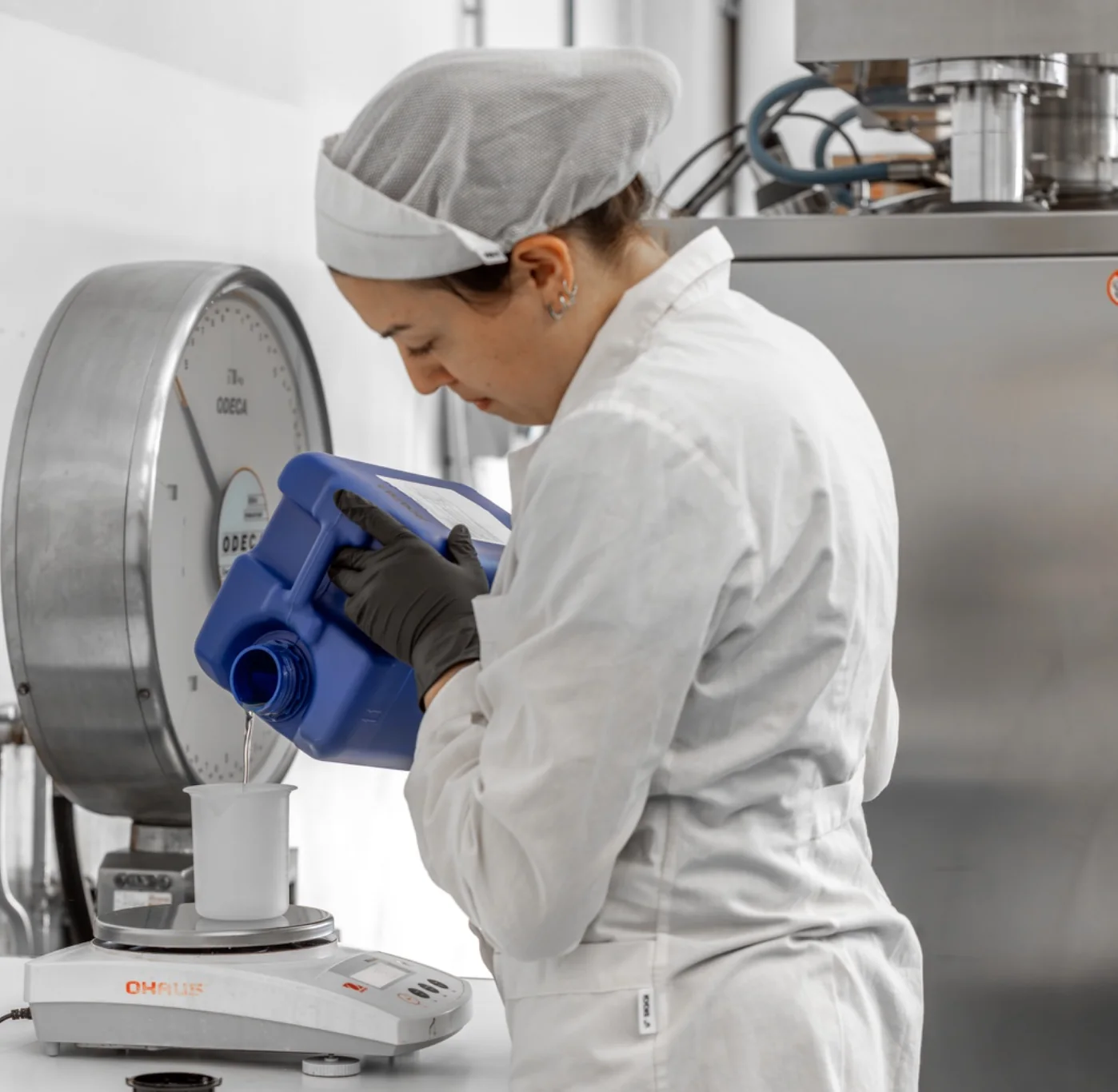 Controllo di una formula nel laboratorio cosmetico Armonie