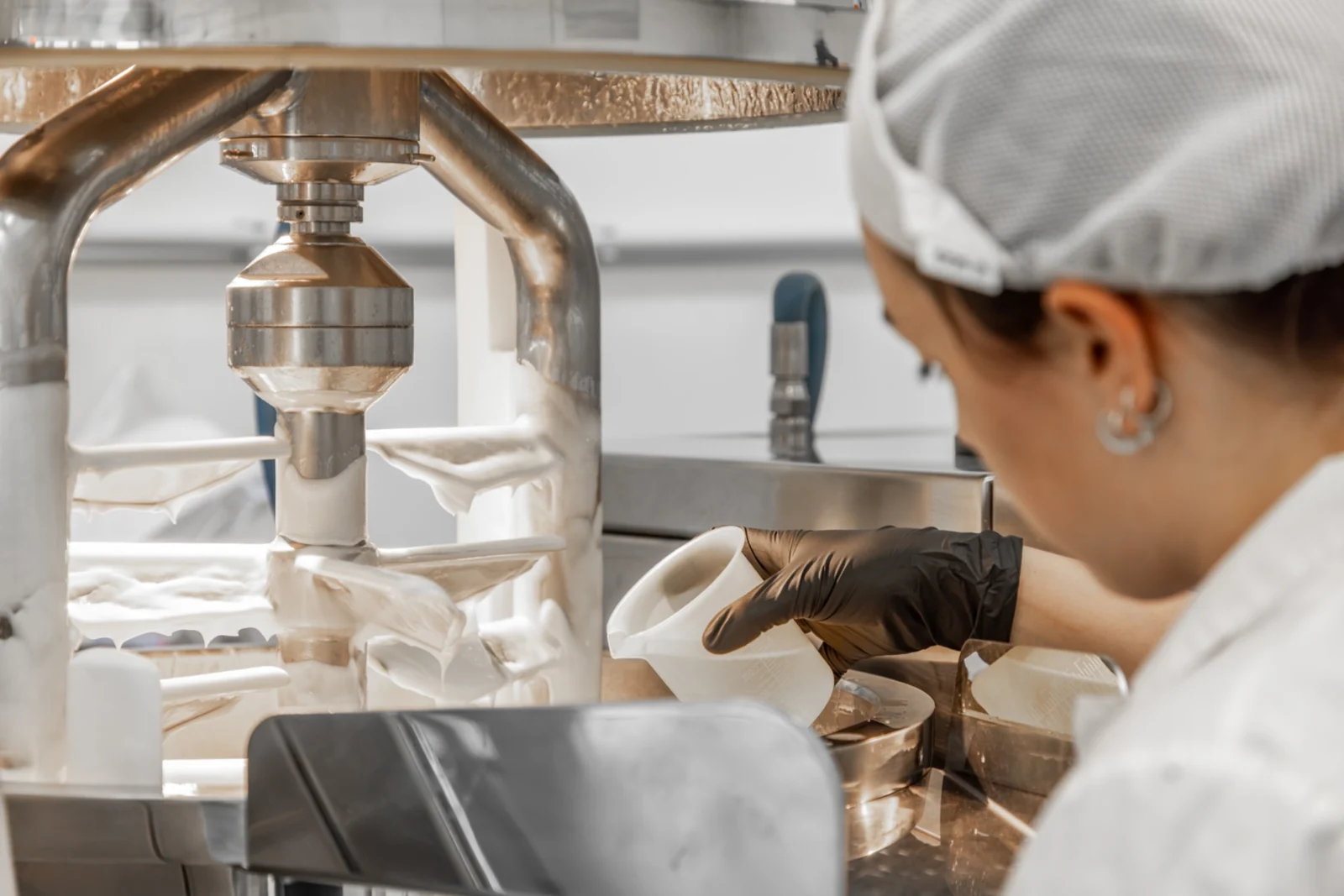 Operatrice durante la lavorazione di una crema cosmetica