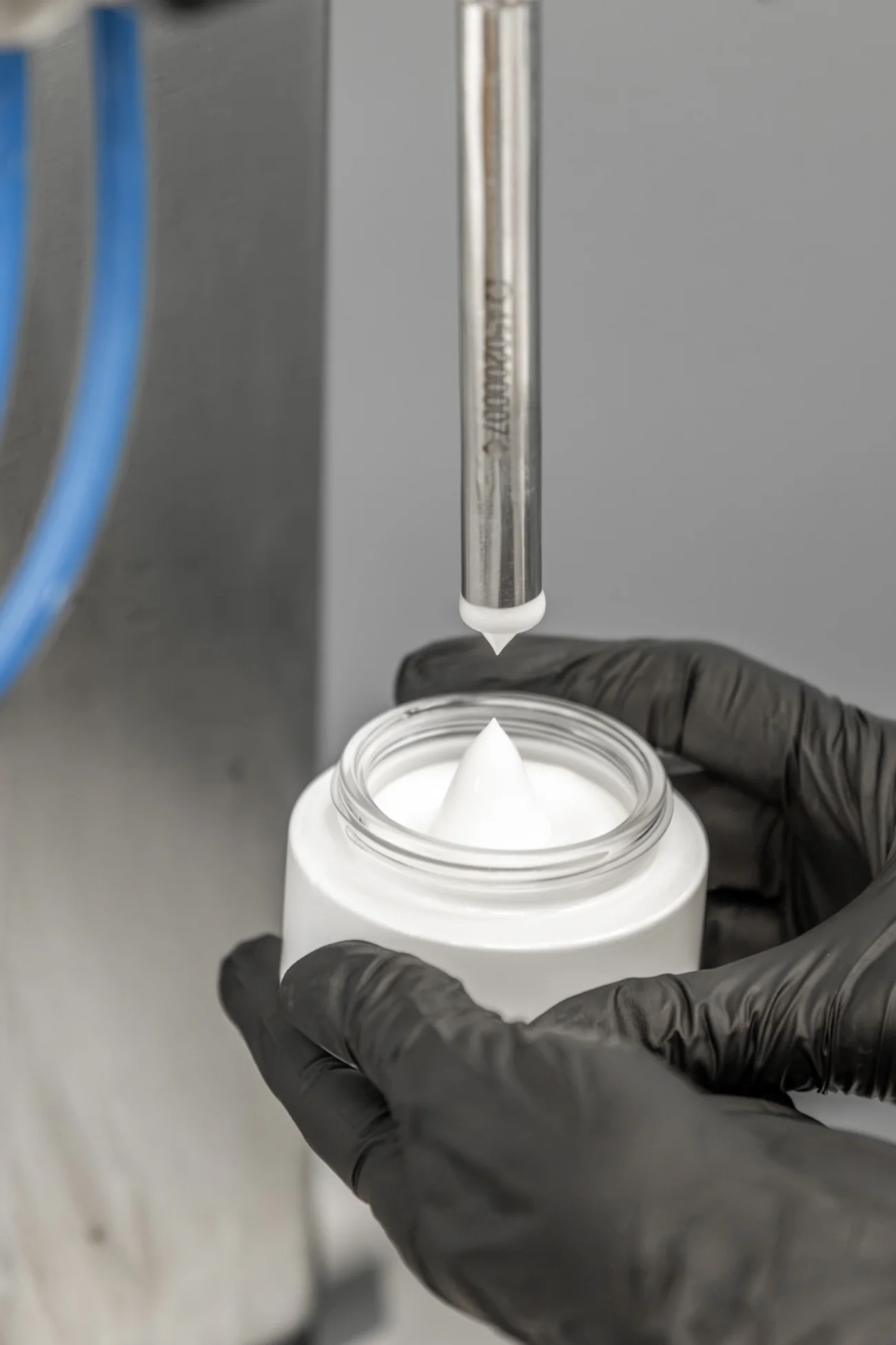 Riempimento di un vasetto cosmetico nel laboratorio Armonie